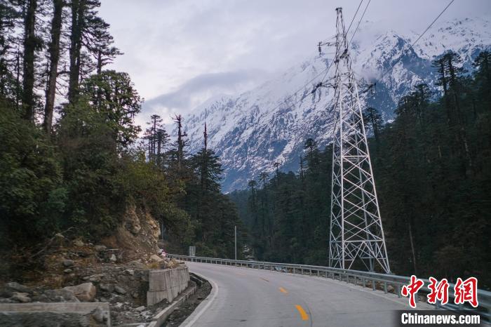 目前唯一進(jìn)出墨脫的公路波墨公路?！『闻罾?攝