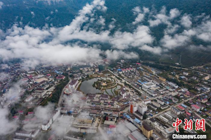 圖為墨脫縣城?！『闻罾?攝