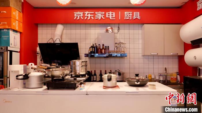 圖為店內(nèi)部分商品展示?！≈x牧 攝