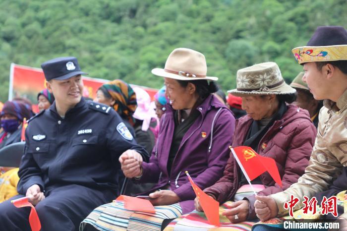 圖為李陽副所長(前排左一)與卓嘎、央宗姐妹共同參加愛國主義教育活動?！〉录?攝