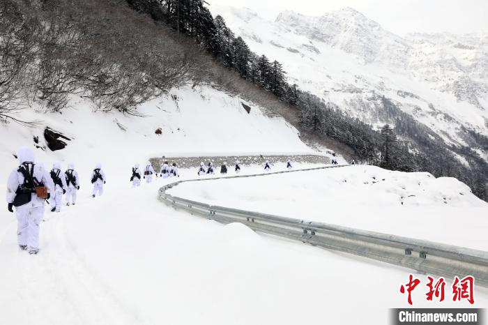 圖為徒步前進(jìn)?！铎o 攝