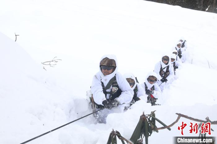 圖為依靠纜繩攀爬?！铎o 攝