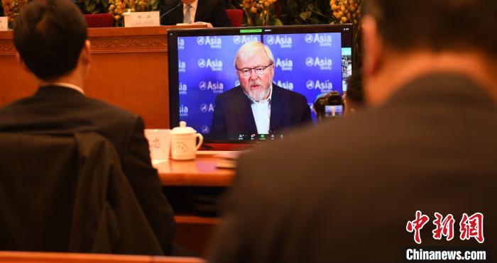 圖為外國(guó)專家通過線上進(jìn)行分享交流。　趙朗 攝