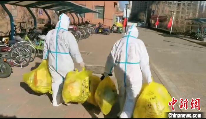 收集垃圾?！¤F西區(qū)委宣傳部 攝