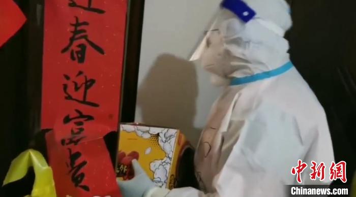 為封閉在家居民送快遞。　鐵西區(qū)委宣傳部 攝