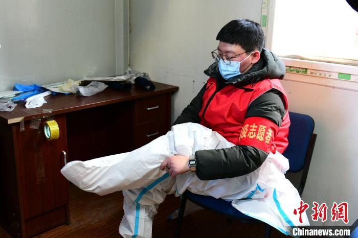 穿防護(hù)服。　鐵西區(qū)委宣傳部 攝