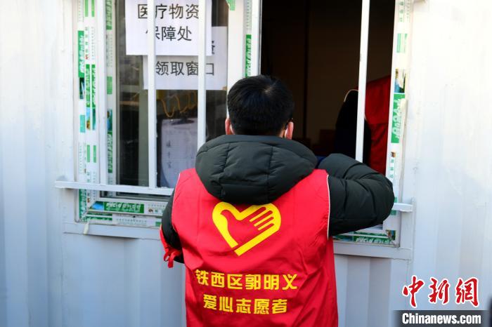 領(lǐng)防護(hù)用品?！¤F西區(qū)委宣傳部 攝