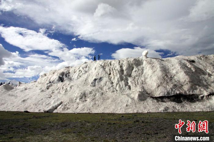 2016年7月冰崩后測(cè)量冰崩扇厚度。中科院青藏高原所 供圖
