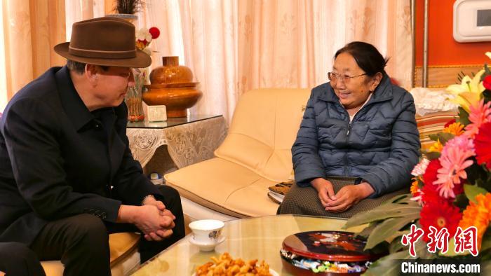 西藏自治區(qū)黨委統(tǒng)戰(zhàn)部部長旦科一行慰問黨外人士、愛國宗教人士及歸國藏胞