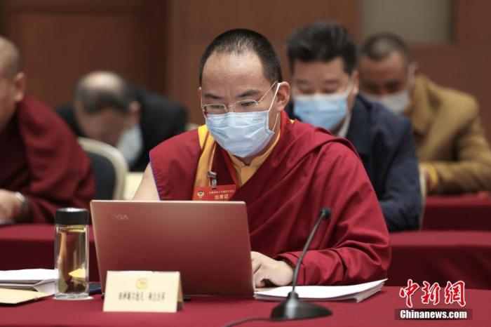 3月9日上午，全國(guó)政協(xié)十三屆四次會(huì)議舉行小組會(huì)議，討論“兩高”工作報(bào)告，審議各項(xiàng)決議和報(bào)告草案。圖為北京友誼賓館宗教界別委員小組會(huì)議現(xiàn)場(chǎng)，全國(guó)政協(xié)常委、中國(guó)佛教協(xié)會(huì)副會(huì)長(zhǎng)、中國(guó)佛教協(xié)會(huì)西藏分會(huì)會(huì)長(zhǎng)班禪額爾德尼·確吉杰布參加討論。<a target='_blank' ><p  align=