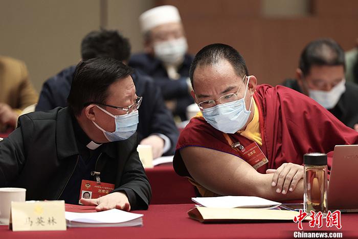 3月9日上午，全國(guó)政協(xié)十三屆四次會(huì)議舉行小組會(huì)議，討論“兩高”工作報(bào)告，審議各項(xiàng)決議和報(bào)告草案。圖為北京友誼賓館宗教界別委員小組會(huì)議現(xiàn)場(chǎng)，全國(guó)政協(xié)常委、中國(guó)佛教協(xié)會(huì)副會(huì)長(zhǎng)、中國(guó)佛教協(xié)會(huì)西藏分會(huì)會(huì)長(zhǎng)班禪額爾德尼·確吉杰布(右)與全國(guó)政協(xié)常委、中國(guó)天主教主教團(tuán)主席馬英林(左)交流。<a target='_blank' ><p  align=