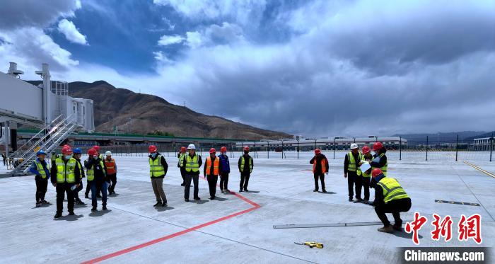 圖為驗(yàn)收組驗(yàn)收項(xiàng)目?！〉┰鐾?攝