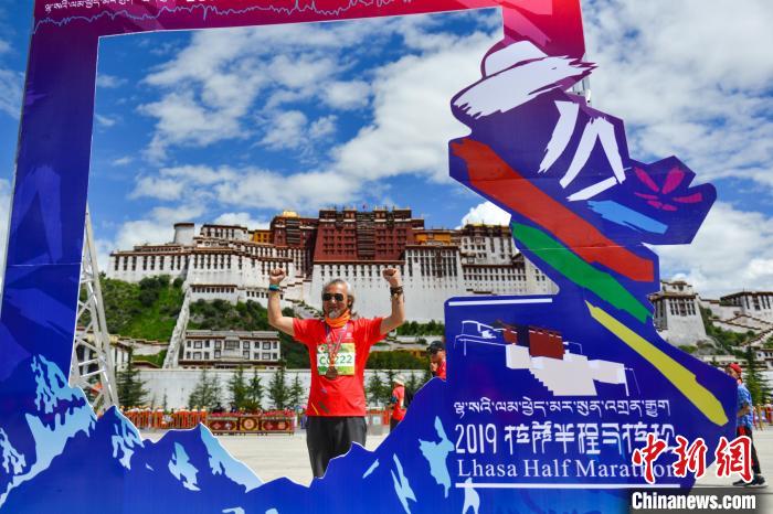 資料圖為2019年8月18日，拉薩舉行半程馬拉松賽。　江飛波 攝