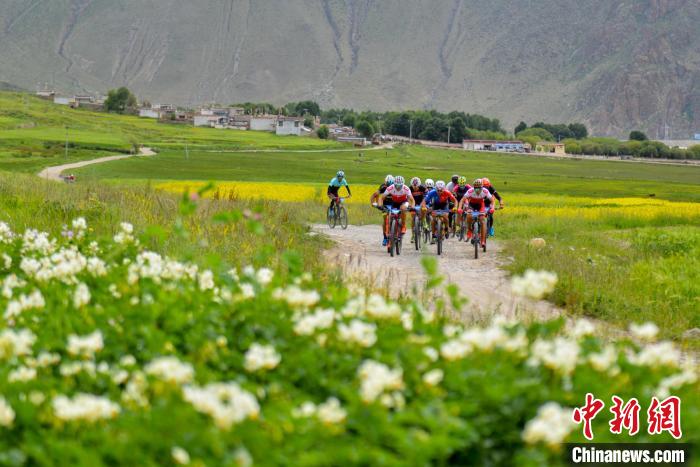資料圖為2019年，西藏拉薩在堆龍德慶區(qū)舉行楚布溝山地自行車越野賽?！〗w波 攝