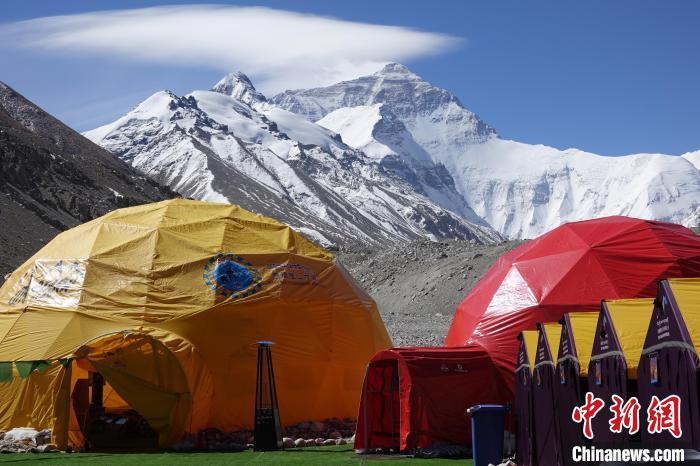 5月9日的珠峰北坡登山大本營(yíng)?！∪轿木?攝