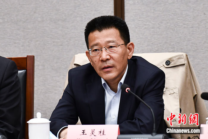 5月16日，由中國社會科學(xué)院西藏智庫、中國社會科學(xué)院民族學(xué)與人類學(xué)研究所主辦的第五屆西藏智庫國際論壇在北京舉行。中國社會科學(xué)院副院長王靈桂在致辭中表示，今年是西藏和平解放70周年，西藏人民團(tuán)結(jié)奮斗，把貧窮落后的舊西藏建設(shè)成經(jīng)濟(jì)發(fā)展、文化繁榮、社會進(jìn)步、環(huán)境良好、生活幸福的社會主義新西藏，西藏歷史上第一次徹底消滅了絕對貧困，同全國人民一起，西藏各族人民已經(jīng)走進(jìn)全面建成小康社會的新時代，進(jìn)入歷史發(fā)展的新坐標(biāo)。 <a target='_blank' ><p  align=