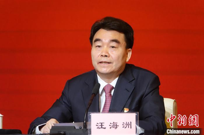 汪海洲在發(fā)布會(huì)上介紹西藏自治區(qū)黨史學(xué)習(xí)教育開展情況?！∪轿木?攝