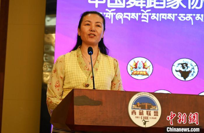 圖為西藏自治區(qū)舞蹈家協(xié)會(huì)主席達(dá)娃拉姆致辭。　趙朗 攝