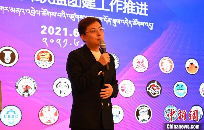 圖為中國舞蹈家協(xié)會(huì)街舞委員會(huì)常務(wù)副主任、秘書長夏銳致辭?！≮w朗 攝