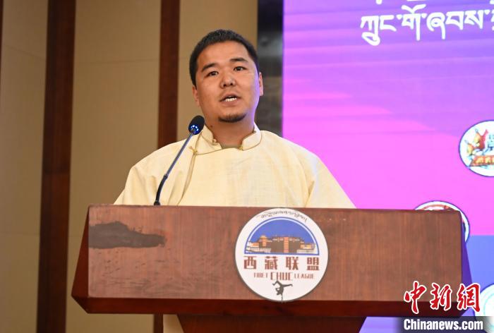 圖為西藏街舞聯(lián)盟常務(wù)副主任朗卡旺青致辭。　趙朗 攝