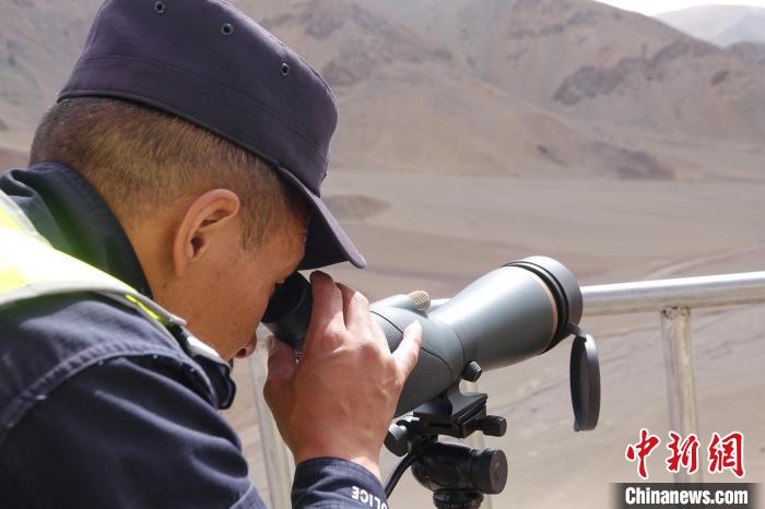 索朗曲扎用望遠(yuǎn)鏡查看邊境情況。　冉文娟 攝