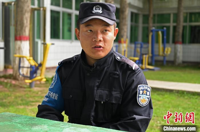 圖為邊煒接受記者采訪?！≮w朗 攝