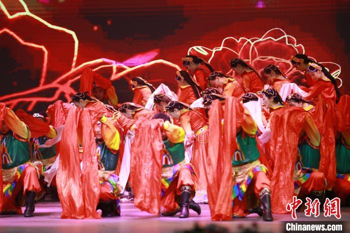 圖為農(nóng)行西藏分行演出現(xiàn)場(chǎng)?！∞r(nóng)行西藏分行 供圖