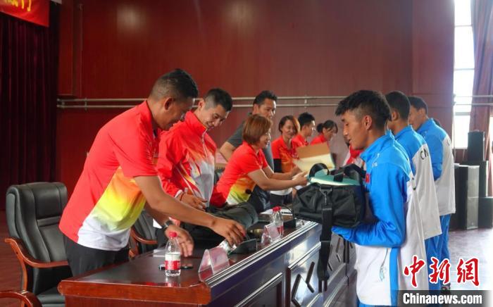 圖為世界冠軍們?yōu)槲鞑刈灾螀^(qū)體校的學(xué)生們送上暖心物資?！∪轿木?攝