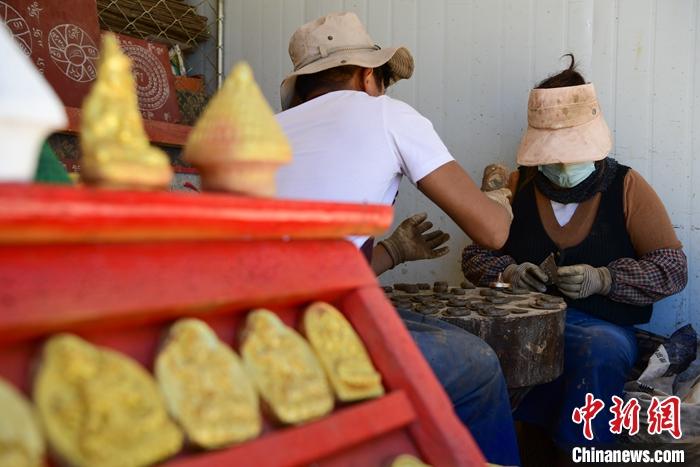 圖為6月14日，拉薩的手工藝人制作“擦擦”。 <a target='_blank' ><p  align=