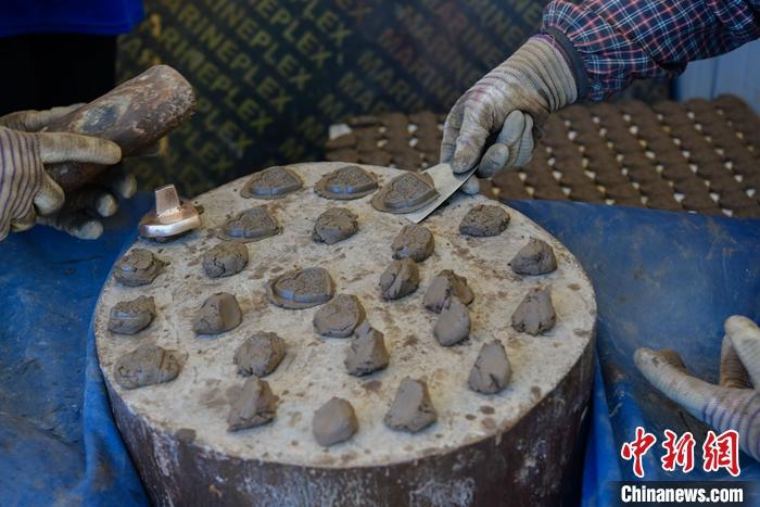 6月14日，拉薩的手工藝人制作“擦擦”。 <a target='_blank' ><p  align=