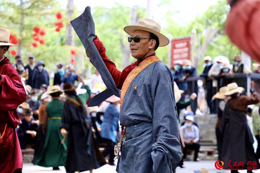 拉薩市民在宗角祿康公園跳鍋莊舞。人民網(wǎng) 次仁羅布攝