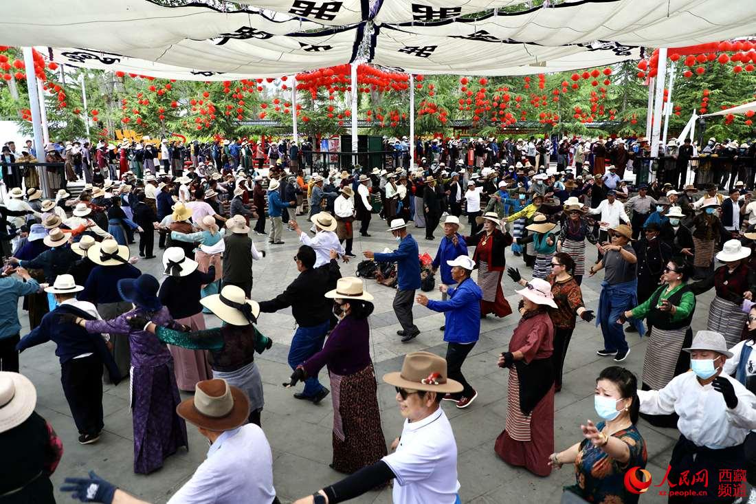 拉薩市民在宗角祿康公園跳鍋莊舞。人民網(wǎng) 次仁羅布攝