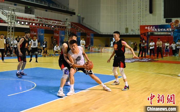 圖為西藏美康隊(duì)(白色球衣)對(duì)決雪域兄弟隊(duì)。　趙朗 攝