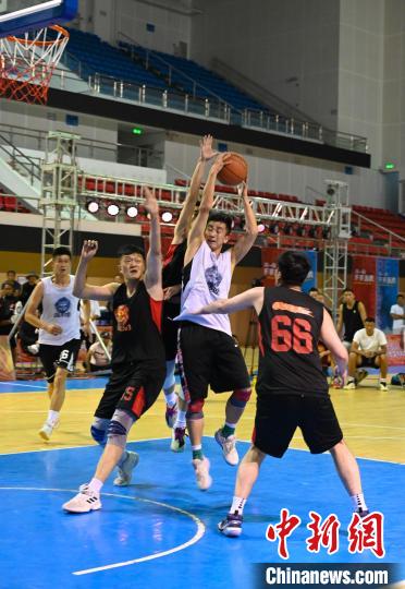 圖為西藏美康隊(duì)(白色球衣)對(duì)決雪域兄弟隊(duì)。　趙朗 攝