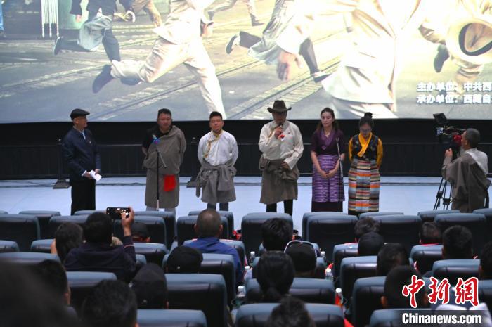 圖為主創(chuàng)人員分享譯制過程?！≮w朗 攝