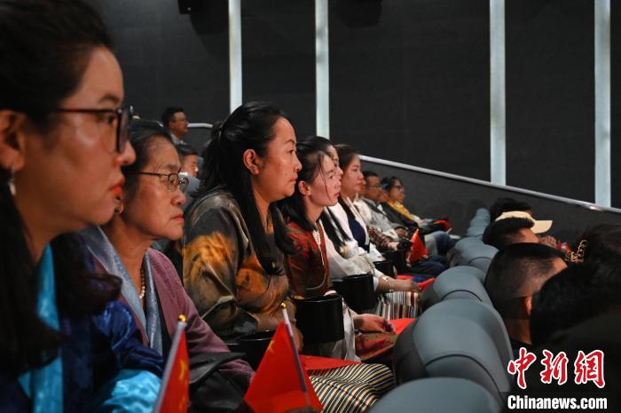 圖為觀眾觀看影片。　趙朗 攝