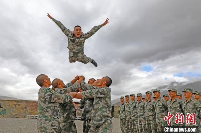 新兵進(jìn)行“空中燕子飛”?！⊥貔i程 攝
