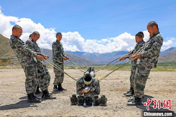 圖為荊棘排雷訓(xùn)練?！⊥踔緜?攝