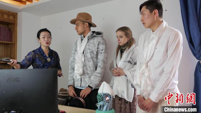 圖為圖為主播白瑪旺姆為留學(xué)生介紹直播流程?！≈x牧 攝