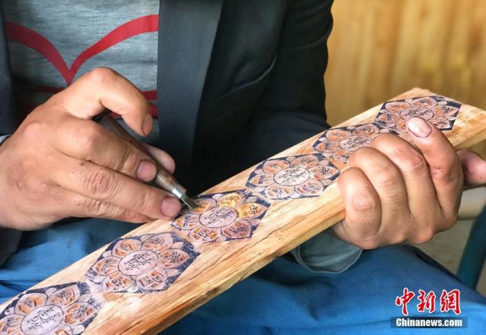 圖為7月14日，普松雕刻技藝傳承人嘎瑪曲扎正在家中進(jìn)行創(chuàng)作。 <a target='_blank' ><p  align=