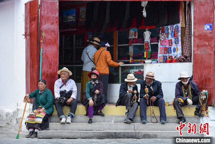 7月24日，轉(zhuǎn)經(jīng)老人在拉薩八廓街上休息。 <a target='_blank' ><p  align=