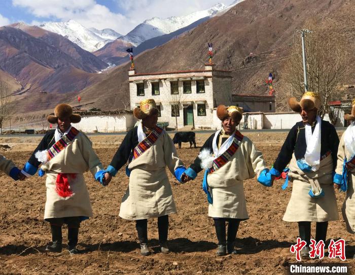 2021年3月，拉薩市德慶村村民在春耕儀式上表演傳統(tǒng)歌舞?！∪轿木?攝