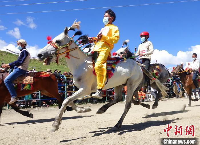 圖為打隆物交會(huì)期間舉辦的賽馬活動(dòng)。　冉文娟 攝