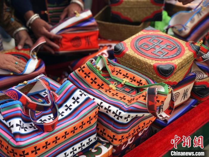 圖為打隆物交會(huì)上售賣(mài)的民族手工藝品?！∪轿木?攝