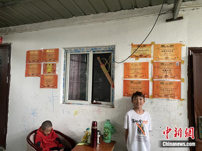 周勁名的大女兒和她獲得的獎狀。彭寧鈴 攝