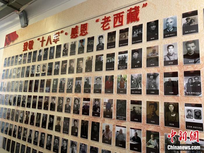 紅樓內(nèi)的展示墻。彭寧鈴 攝