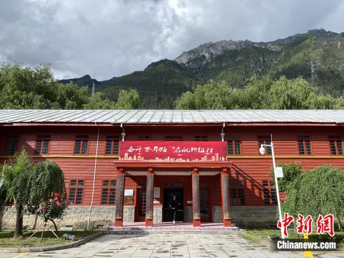 波密紅樓。彭寧鈴 攝