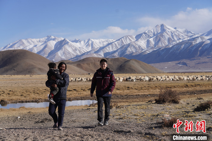 資料圖為4月29日，王克明在西藏自治區(qū)阿里地區(qū)噶爾縣義診。 <a target='_blank' ><p  align=