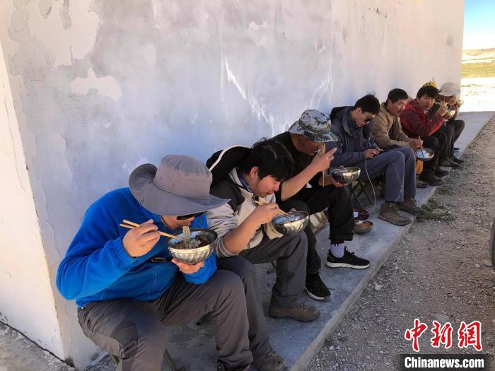 科考隊(duì)員在高原湖泊岸邊進(jìn)餐?！?lt;a target='_blank' ><p  align=