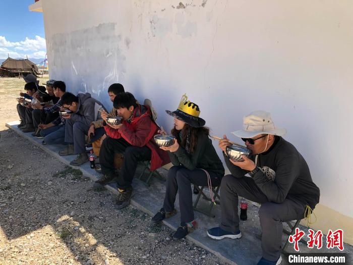 科考隊(duì)員在高原湖泊岸邊進(jìn)餐?！?lt;a target='_blank' ><p  align=